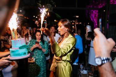 Malika Ménard devant son incroyable gâteau d&#039;anniversaire à Paris le 23 juillet 2020.