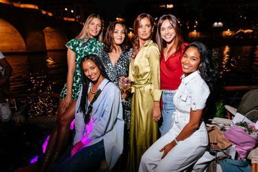Malika Ménard célèbre son anniversaire avec Camille Cerf, Valérie Bègue, Flora Coquerel, Marine Lorphelin et Clémence Botino sur un bateau à Paris le 23 juillet 2020.