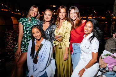 Malika Ménard célèbre son anniversaire avec Camille Cerf, Valérie Bègue, Flora Coquerel, Marine Lorphelin et Clémence Botino sur un bateau à Paris le 23 juillet 2020.