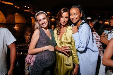 Malika Ménard célèbre son anniversaire entourée des Miss sur un bateau à Paris le 23 juillet 2020.