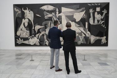 Le roi Felipe VI d'Espagne et Barack Obama devant "Guernica" au musée national centre d’art Reina Sofia à Madrid, le 7 juillet 2018