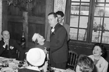 Le mariage de l’actrice Olivia de Havilland et du journaliste de Paris Match Pierre Galante, le 2 avril 1955. 