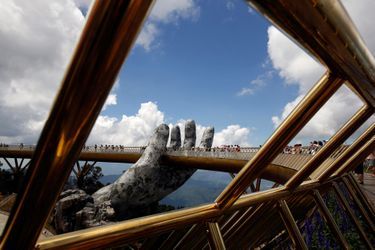 Un pont spectaculaire a été inauguré en juin dernier au centre du Vietnam, surnommé le &quot;pont doré&quot; (Cau Vang en vietnamien).