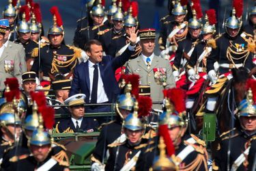 Emmanuel Macron, au côté de son chef d'état-major des Armées, défile sur les Champs-Elysées 