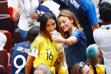 Rachel Legrain-Trapani avec Sarah, la femme de Steve Mandanda, lors de la finale de la coupe du monde (France-Belgique) à Moscou le 15 juillet 2018
