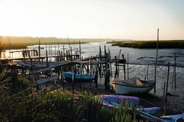 Marais et marées, côté terre aussi. Au soleil couchant, le port sur pilotis de Carrasqueira, qui donne sur la lagune du Sado. Les pêcheurs y vendent leurs plus belles prises chaque matin.
