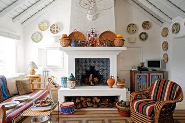 Aux couleurs du Portugal : la cabane-salon de Jacques Grange fait honneur à l’artisanat local, avec les azulejos de la cheminée surplombée de santons.