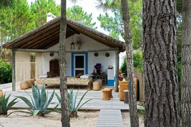 Une des six cabanes de Jacques Grange, qui a inventé le style Comporta : bois, chaume et paille de riz, en harmonie avec la nature.