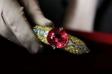 Bracelet en or avec une rubellite taille coussin de 65,78 carats, des perles de chrysobéryl et de tourmaline bleue, des cabochons de tourmaline et des diamants.