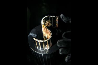 Manchette réversible en ors jaune et blanc, diamants, saphirs et onyx, diamant jaune central de 3,52 carats.