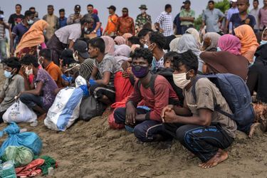Une centaine de Rohingyas se trouvaient à bord d&#039;une embarcation de fortune et ont été secourus par des pêcheurs de Sumatra.