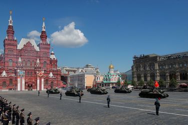Les tanks soviétiques SU-100 défilent pour les commémorations du Victory Day à Moscou le 24 juin 2020.