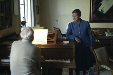 Simone Veil écoutant son mari Antoine jouer du piano dans leur appartement parisien, en octobre 2007.