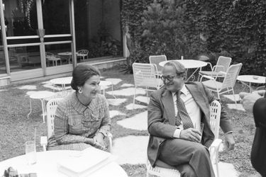 Simone Veil et son mari Antoine discutent dans un jardin autour d'un table ronde, en juillet 1979.