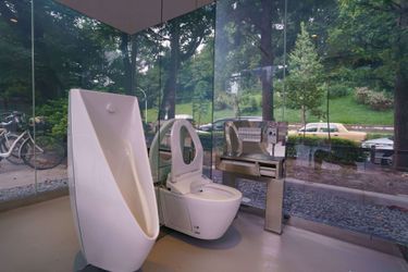 A Tokyo, des toilettes transparentes ont été installées dans le quartier de Shibuya 
