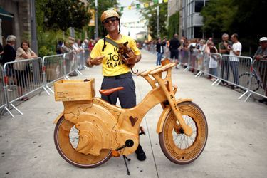 Le 5 juillet à la Roche-sur-Yon, un fan du Tour de France pose fièrement avec son vélo en bois. 