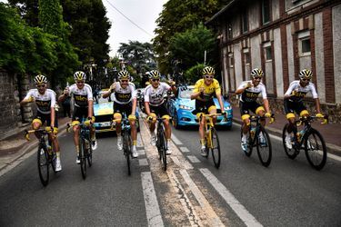 Toute l'équipe Sky, coupes de champagne à la main, dimanche, sur la dernière étape du Tour de France.