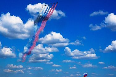 Les avions Su-25 survolent le Kremlin et diffusent leur fumée aux couleurs du drapeau russe.