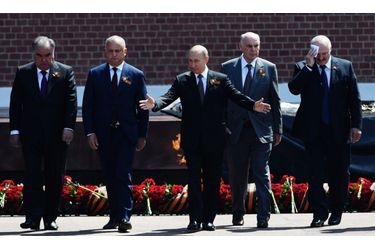Le président russe Vladimir Poutine guide Alexander Lukashenko, son homologue biélorusse, Alsan Bzhania, le leader de la région autonome géorgienne d'Abkhazia, Igor Dodon le président de la Moldavie et Emomali Rahmon le président du Tadjikistan. Ils vont déposer une gerbe de fleurs sur la tombe du soldat inconnu. 