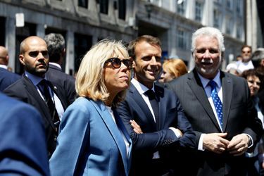 Emmanuel Macron, son épouse Brigitte, Philippe Couillard et Suzanne Pilote déambulent dans les rues du Vieux-Montréal. 