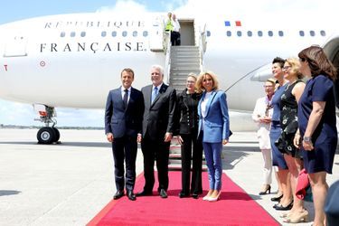 Le Premier ministre du Québec Philippe Couillard et sa femme Suzanne Pilote accueillent Emmanuel et Brigitte Macron à l'aéroport international Pierre-Elliott-Trudeau de Montréal. 