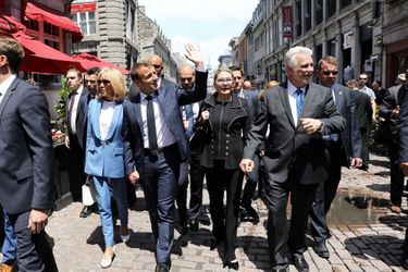 Emmanuel Macron, son épouse Brigitte, Philippe Couillard et Suzanne Pilote déambulent dans les rues du Vieux-Montréal. 