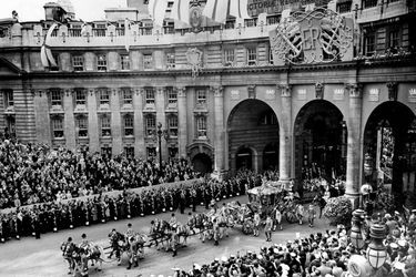 Le carrosse de la reine Elizabeth II, tiré par huit chevaux, le jour de son couronnement, le 2 juin 1953