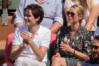 Alain-Fabien Delon et Keira Chaplin très complices à Roland Garros, le 7 juin 2018.