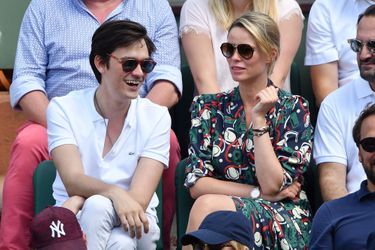 Alain-Fabien Delon et Keira Chaplin très complices à Roland Garros, le 7 juin 2018.