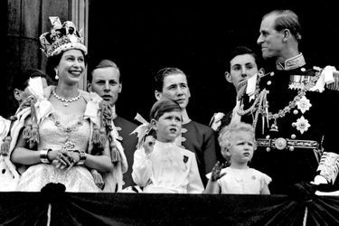 La reine Elizabeth II, le jour de son couronnement, le 2 juin 1953, avec le prince Philip et leurs enfants le prince Charles et la princesse Anne