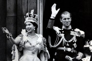La reine Elizabeth II, le jour de son couronnement, le 2 juin 1953, avec le prince Philip