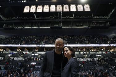 Axelle et Tony Parker lors d'une cérémonie honorant la fin de carrière du basketteur à San Antonio en novembre 2019
