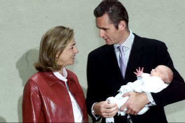 Inaki Urdangarin et la princesse Cristina d'Espagne avec Miguel, leur troisième fils, le 3 mai 2002