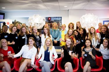 La reine Maxima des Pays-Bas avec les participantes de la Young Lady Business Academy à Heerhugowaard, le 12 juillet 2018