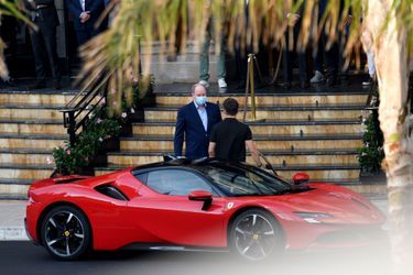 Le prince Albert II de Monaco avec Charles Leclerc à Monaco, le 24 mai 2020