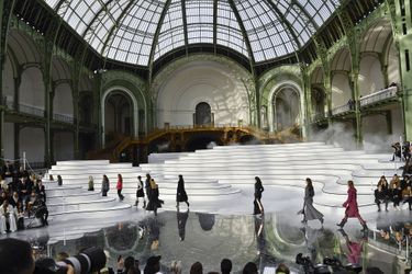 Virginie Viard présente sa collection prêt-à-porter automne-hiver 2020-21 pour Chanel au Grand Palais le 3 mars 2020. 