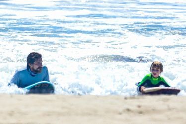 Christian Bale et son fils Joseph pratiquent du bodyboard à Malibu le 10 août 2020.