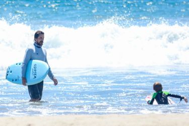 Christian Bale et son fils Joseph pratiquent du bodyboard à Malibu le 10 août 2020.