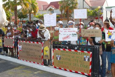 Des habitants en colère contre la réaction tardive du gouvernement face aux échouages de sargasses, en Guadeloupe, le 11 juin.