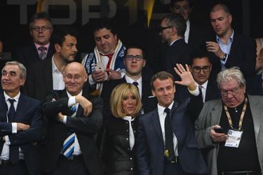Emmanuel Macron et Brigitte Macron en tribune, samedi soir, pour la finale du top 14. A gauche, Bernard Laporte, le patron de la FFR.