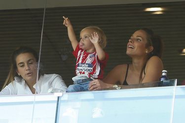 Erika Choperena dans les tribunes du stade Wanda Metropolitano avec sa fille Mia