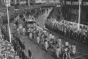 Le carrosse, tiré par huit chevaux, de la reine Elizabeth II le jour de son couronnement, le 2 juin 1953