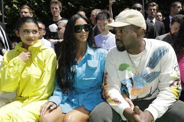 Kylie Jenner, Kim Kardashian et Kanye West au défilé de mode Homme printemps-été 2019 Louis Vuitton, à Paris jeudi