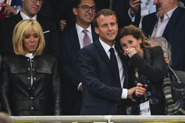 Le président réconforte une supportrice très émue, samedi soir au Stade de France.