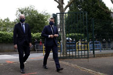 Masque sur le visage, Emmanuel Macron et Jean-Michel Blanquer ont visité mardi matin l&#039;école Pierre de Ronsard à Poissy, dans les Yvelines.