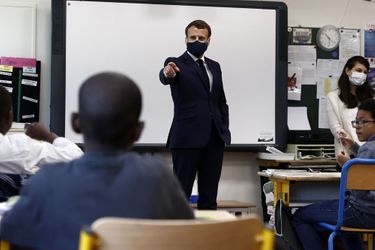 Masque sur le visage, Emmanuel Macron visite une classe de l&#039;école Pierre de Ronsard à Poissy, dans les Yvelines.