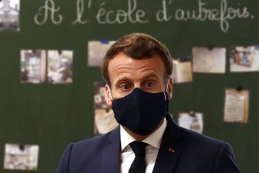 Masque sur le visage, Emmanuel Macron visite une classe de l&#039;école Pierre de Ronsard à Poissy, dans les Yvelines.