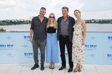 Pierce Brosnan, Amanda Seyfried et Lily James le 12 juillet 2018 à Hambourg pour &quot;Mamma Mia 2&quot;