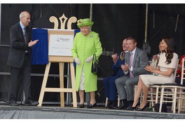 Meghan Markle Et La Reine Elizabeth II En Viste Dans Le Nord De L&#039;Angleterre    ( 15