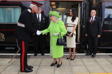 Meghan Markle Et La Reine Elizabeth II En Viste Dans Le Nord De L&#039;Angleterre    ( 3